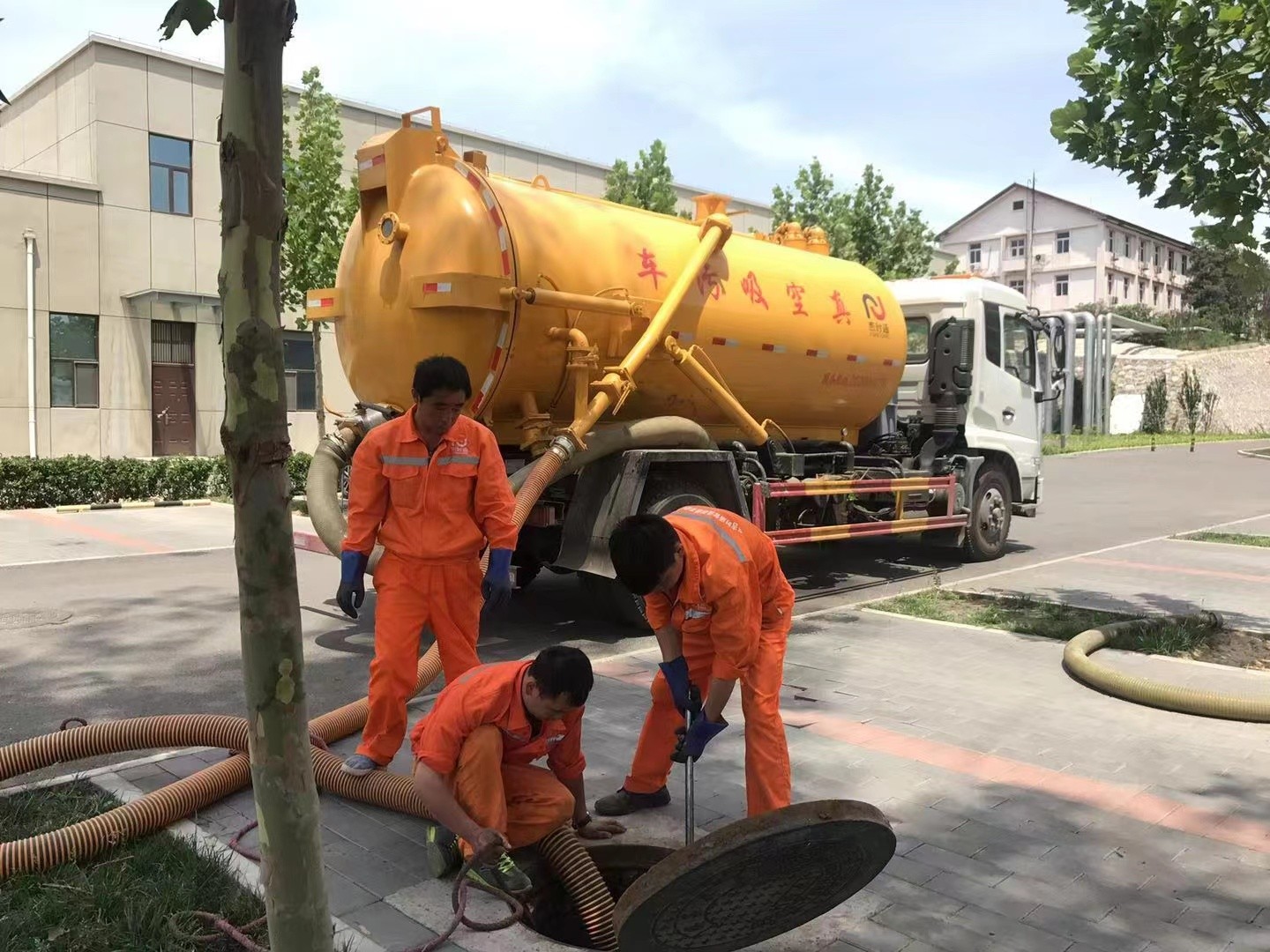 龙湾镇化粪池清理与5-8吨吸粪车施工效率分析